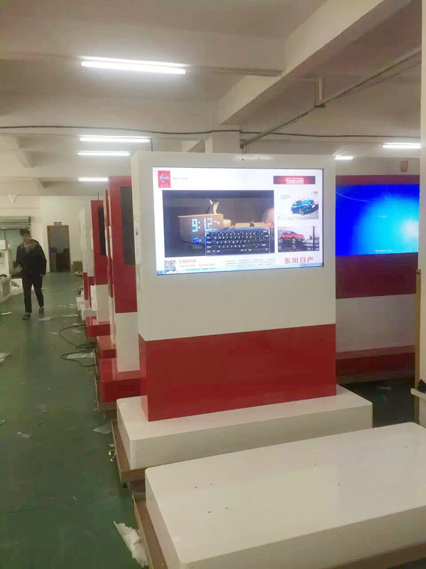 2000CD/M2 Outdoor Digital Signage 65 Inch Stand Alone IP65 High Brightness