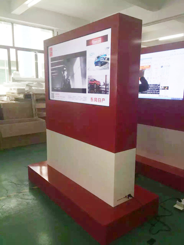 2000CD/M2 Outdoor Digital Signage 65 Inch Stand Alone IP65 High Brightness