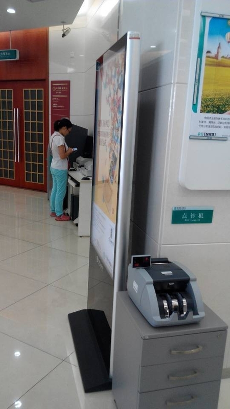 58 Inch Bank LCD Digital Signage Display Floor Standing With 3G / WIFI